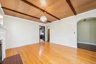 8 Maple Ln, New Hyde Park, NY 11040 - Photo 4