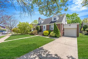 8 Maple Ln, New Hyde Park, NY 11040 - Photo 2