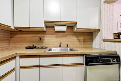2035 Central Park Avenue #2V, Yonkers, NY 10710 - Photo 8