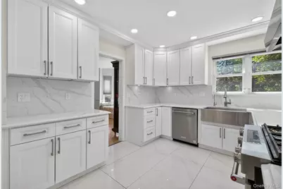 77 Merrivale Road, Great Neck, NY 11020 - Photo 14