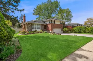 39 Morris Dr, Syosset, NY 11791 - Photo 2