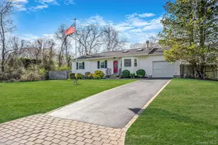 9 Hickory Ln, East Moriches, NY 11940 - Photo 4