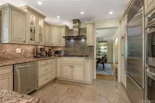 21 Kodiak Dr, Woodbury, NY 11797 - Photo 8