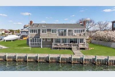 160 Sequams Lane W, West Islip, NY 11795 - Photo 4