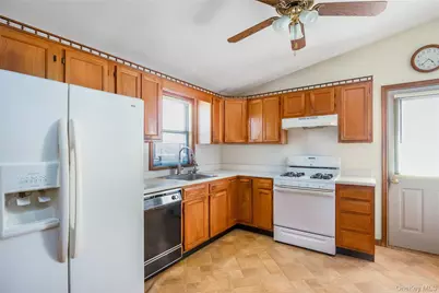 320 S Fulton Avenue, Lindenhurst, NY 11757 - Photo 10