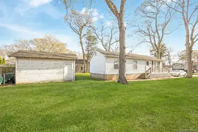 320 S Fulton Avenue, Lindenhurst, NY 11757 - Photo 22