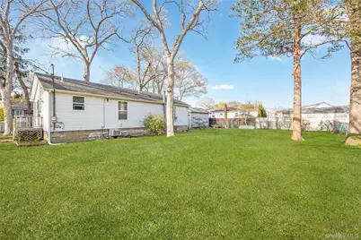320 S Fulton Avenue, Lindenhurst, NY 11757 - Photo 16