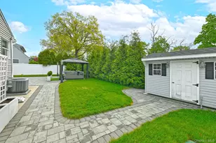 871 Pineneck Rd, Seaford, NY 11783 - Photo 16