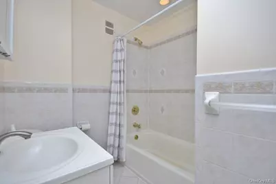 521 E 235th Street, Bronx, NY 10470 - Photo 18