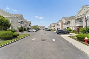 17 Strangford Ct, Oceanside, NY 11572 - Photo 2