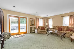 7 Eastern Dr, New Hyde Park, NY 11040 - Photo 8
