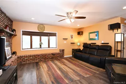 977 Brent Drive, Wantagh, NY 11793 - Photo 4