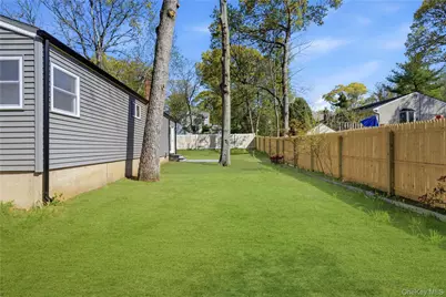 9 W 8th Street, Ronkonkoma, NY 11779 - Photo 26