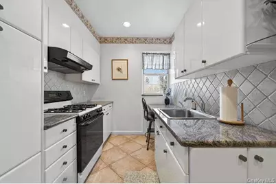 26 Hamilton Place #A2, Garden City, NY 11530 - Photo 10
