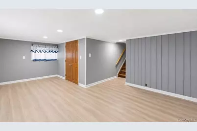 27 Jane Drive, North Babylon, NY 11703 - Photo 8