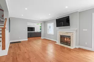 9 Old Colony Ln, Great Neck, NY 11023 - Photo 12