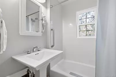 544 Lombardy Boulevard, Brightwaters, NY 11718 - Photo 26