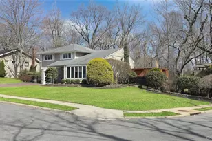 29 Serpentine Ln, Old Bethpage, NY 11804 - Photo 2