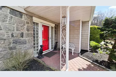 29 Serpentine Lane, Old Bethpage, NY 11804 - Photo 4