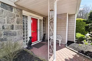 29 Serpentine Ln, Old Bethpage, NY 11804 - Photo 4