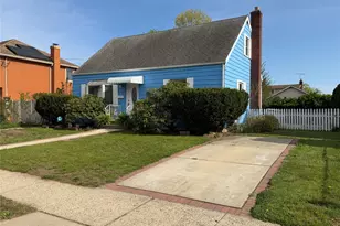 22 Lexington Ave, Westbury, NY 11590 - Photo 2