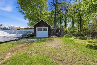 109 Grove Avenue, Patchogue, NY 11772 - Photo 22