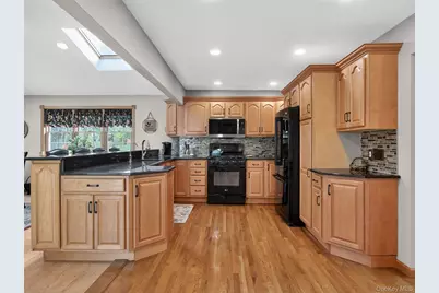 21 Foxcroft Drive, Nanuet, NY 10954 - Photo 10
