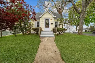 21 Voshage St, Baldwin, NY 11510 - Photo 2