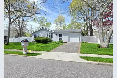 32 Plaza Lane, Selden, NY 11784 - Photo 2