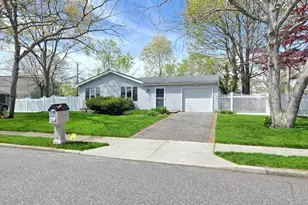 32 Plaza Ln, Selden, NY 11784 - Photo 2