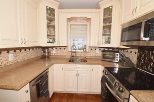 14 Plymouth St, New Hyde Park, NY 11040 - Photo 8