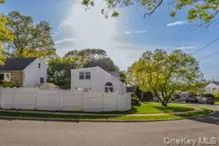 41 Robert Cir, Syosset, NY 11791 - Photo 42