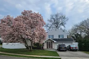 41 Robert Cir, Syosset, NY 11791 - Photo 2