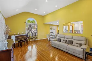 41 Robert Cir, Syosset, NY 11791 - Photo 12