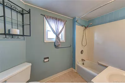 40 Bayside Avenue, Oyster Bay, NY 11771 - Photo 12