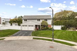 3 Fams Ct, Jericho, NY 11753 - Photo 2