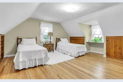 304 Old Courthouse Road, New Hyde Park, NY 11040 - Photo 18