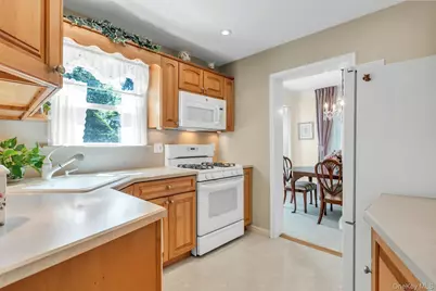 304 Old Courthouse Road, New Hyde Park, NY 11040 - Photo 2