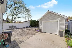 282 Houston Ave, Mineola, NY 11501 - Photo 34