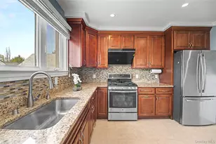 282 Houston Ave, Mineola, NY 11501 - Photo 18
