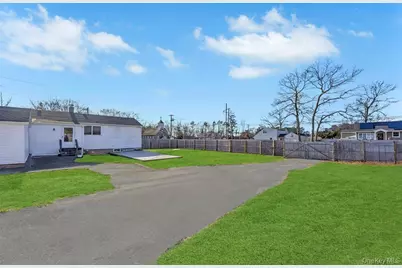209 Jamaica Avenue, Medford, NY 11763 - Photo 10