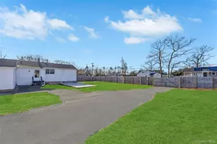 209 Jamaica Ave, Medford, NY 11763 - Photo 10