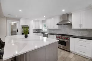14 Michalis Ct, West Islip, NY 11795 - Photo 2