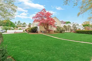 14 Greentree Cir, Westbury, NY 11590 - Photo 4