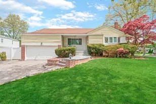 14 Greentree Cir, Westbury, NY 11590 - Photo 2