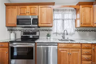 18 Ithaca St, Lindenhurst, NY 11757 - Photo 16
