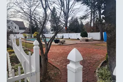 129 Hilton Avenue, Hempstead, NY 11550 - Photo 10