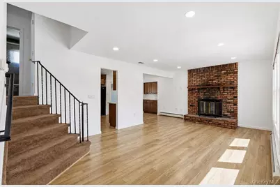 27 Jane Drive, North Babylon, NY 11703 - Photo 2