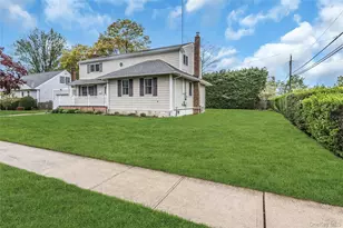 604 Center Briarwood Ave, West Islip, NY 11795 - Photo 2