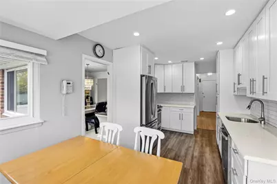 25 Hollywood Drive, Plainview, NY 11803 - Photo 4